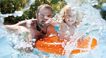 Vater und Tochter im Schwimmbad